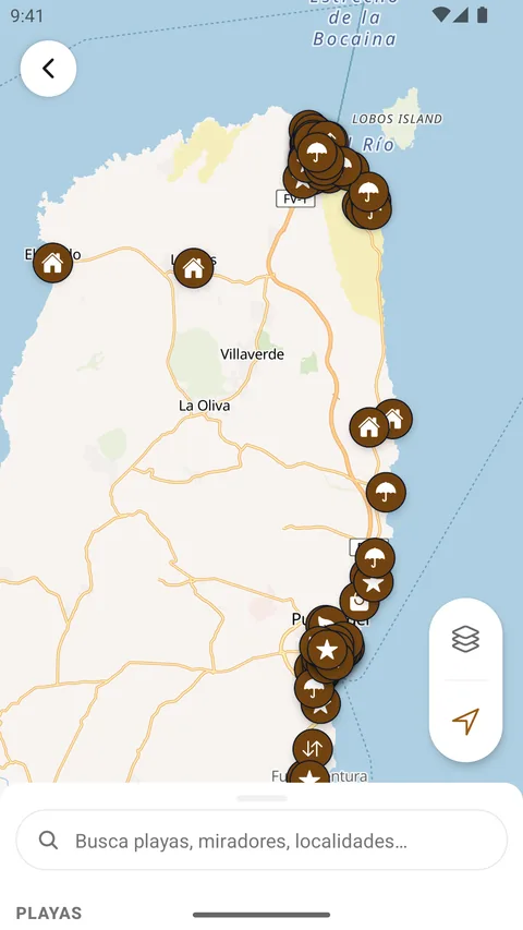 El mapa Descubre Fuerteventura en la app de Android: el norte de Fuerteventura con marcadores de playas y lugares y un campo de búsqueda.