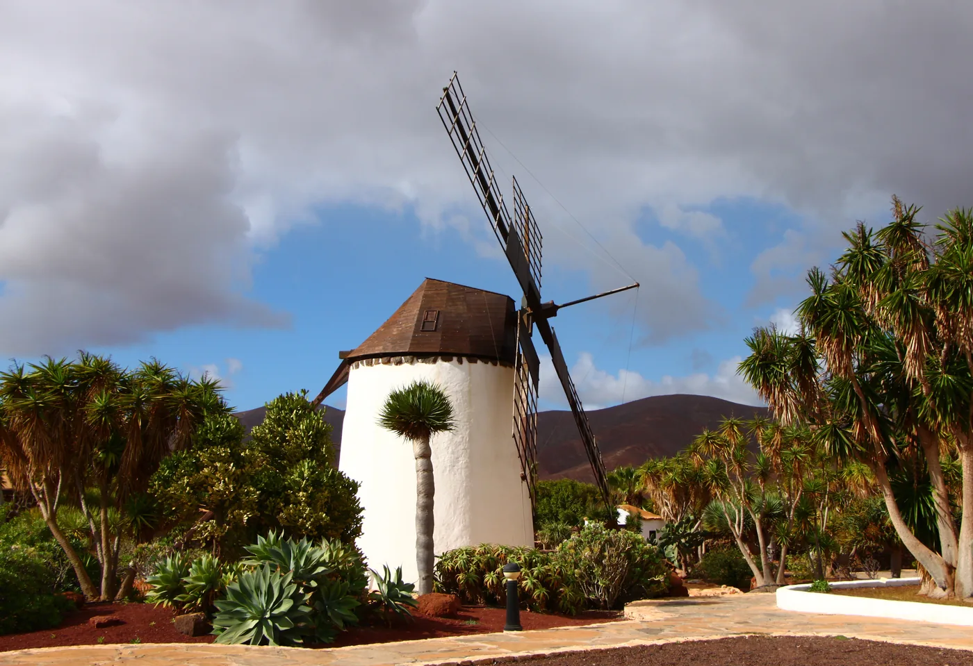 The windmill of Antigua with its sails