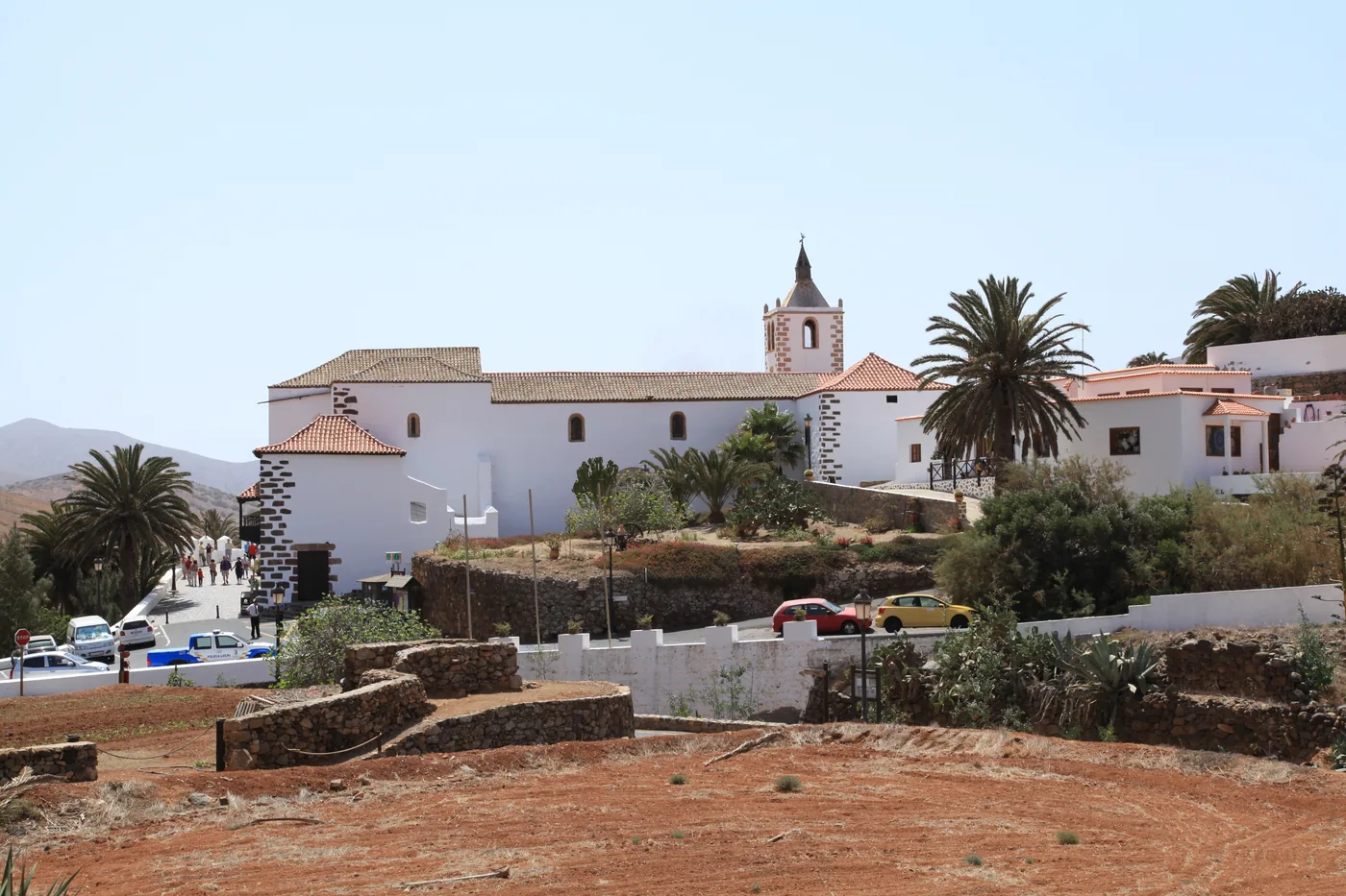 Santa María church, palms and whitewashed houses in the historic village of Betancuria, Fuerteventura.