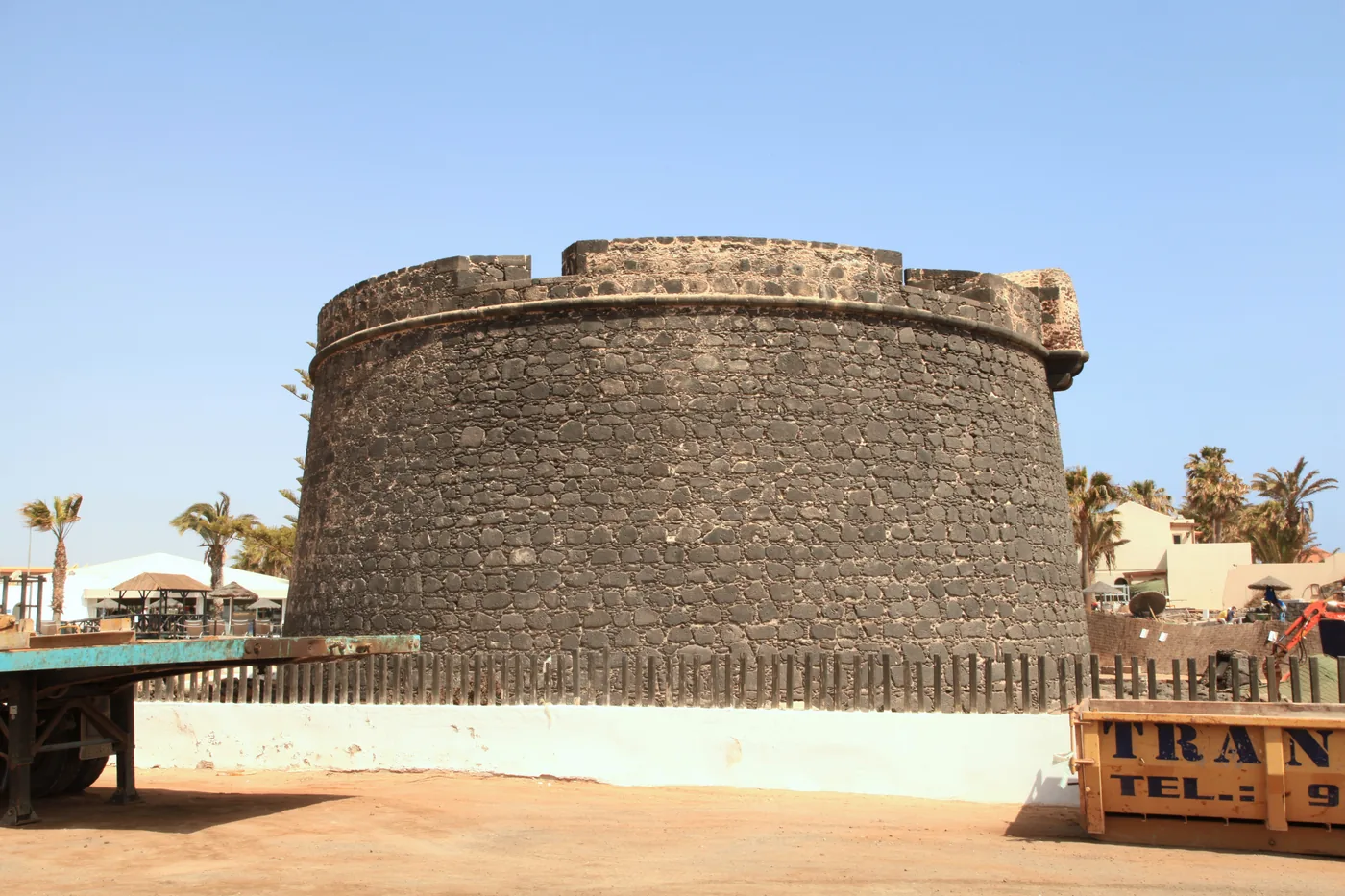 The eighteenth-century fort of Caleta de Fuste beside the bay