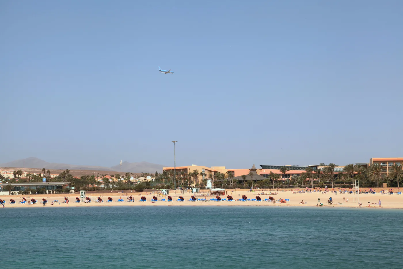 Playa del Castillo from the Orchilla promenade, sunbeds on golden sand