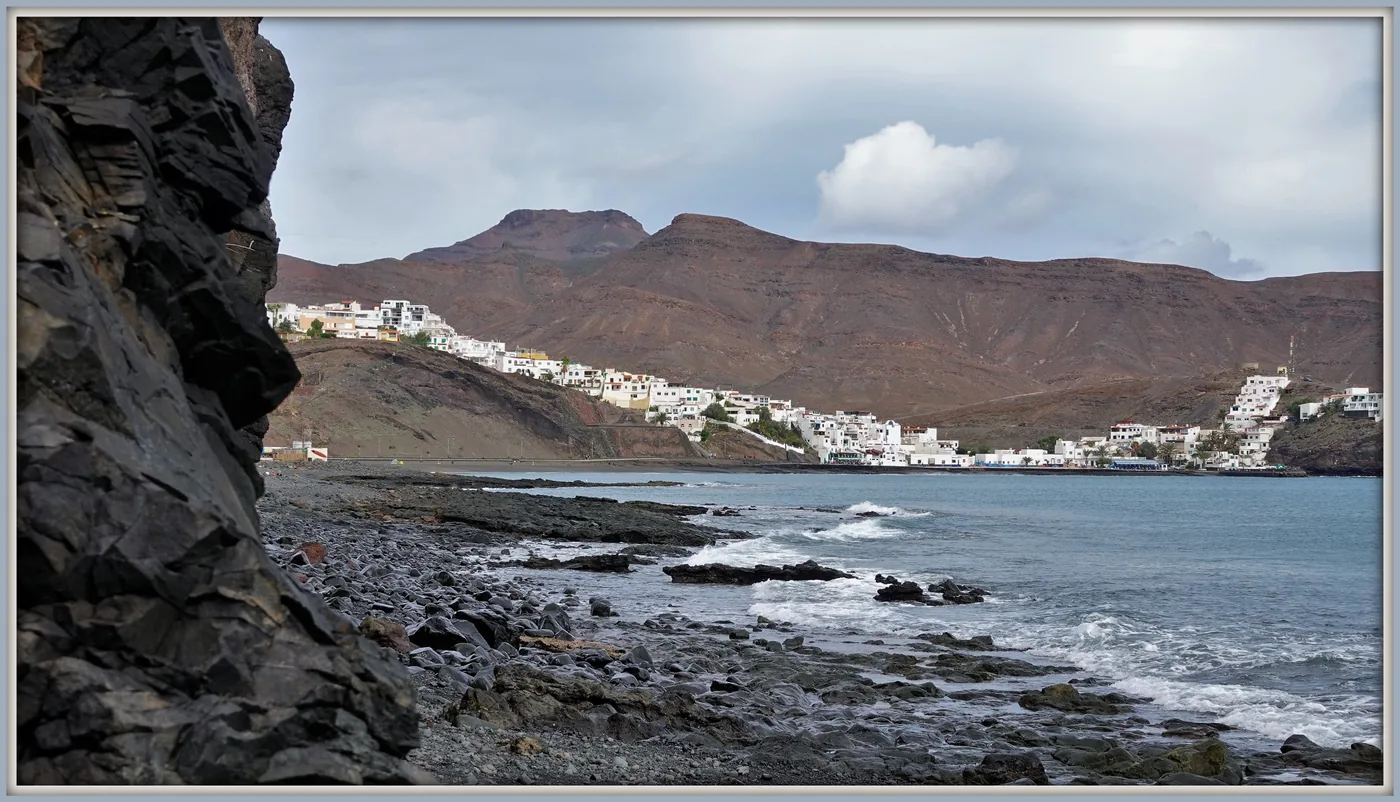 Las Playitas, white houses above its volcanic beach