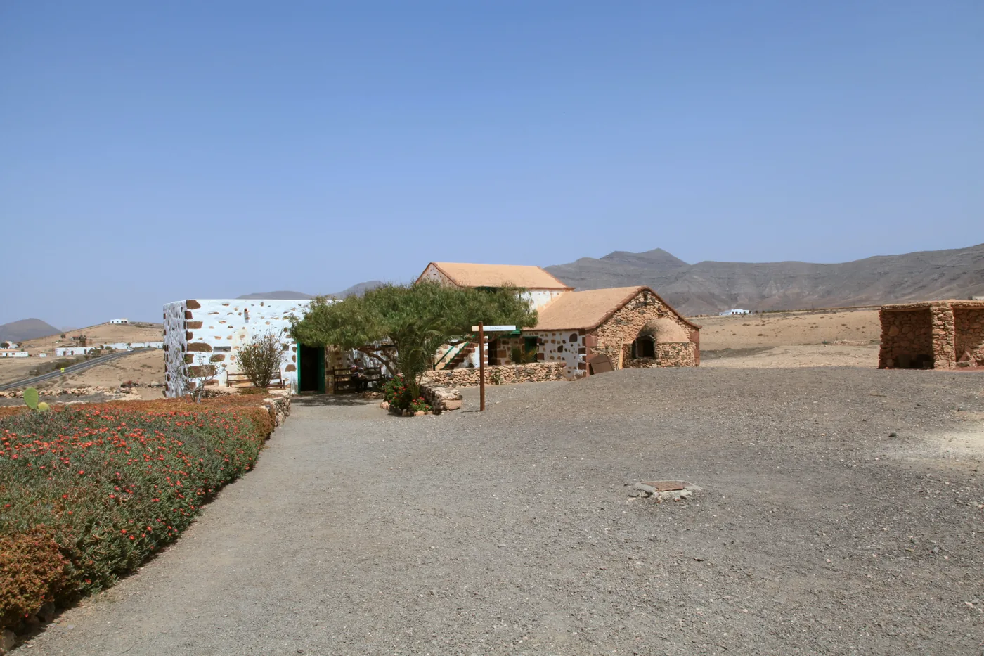 The farmyard and dry-stone walls of La Alcogida